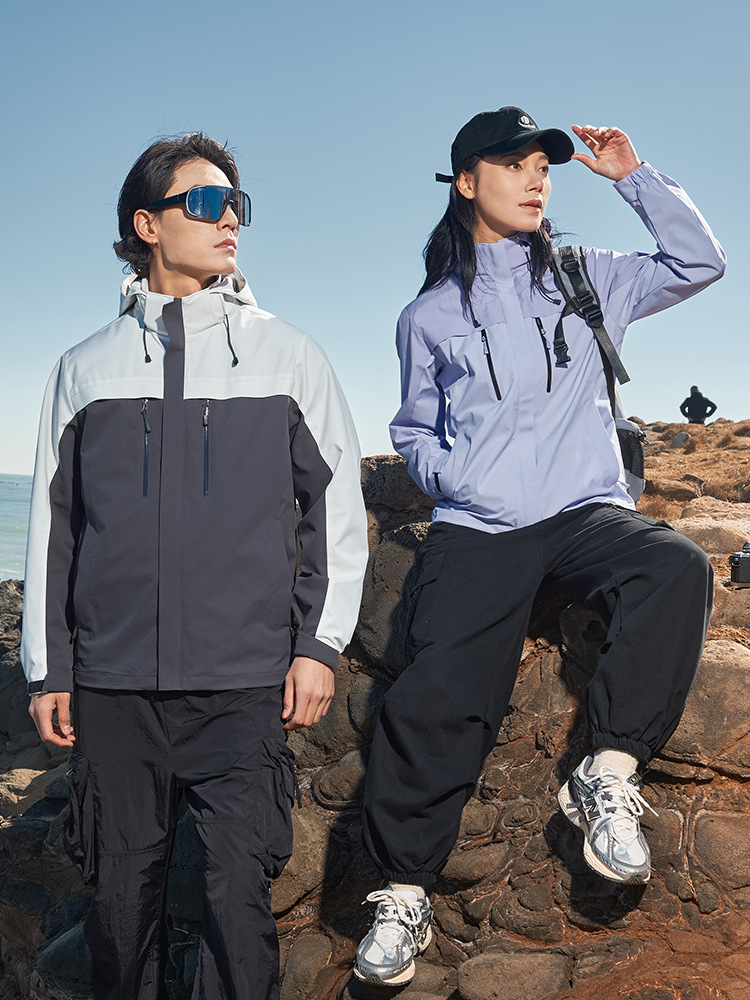 Primavera y otoño al aire libre una sola capa de vestir hombres y mujeres nuevo abrigo con capuz a prueba de viento impermeable ropa de montaña casual al por mayor