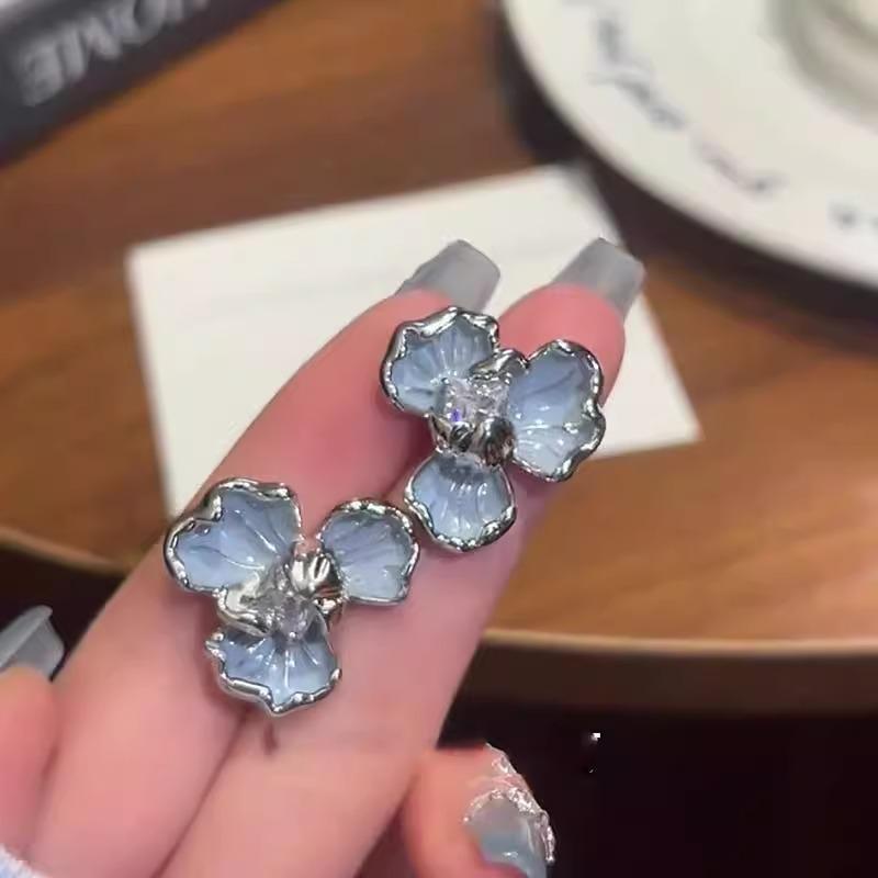 Aguja de plata Temperamento de moda Pendientes de flores que gotean aceite Pendientes de todo fósforo Pendientes de diseño personalizado Lujo ligero Sentido de alta gama al por mayor