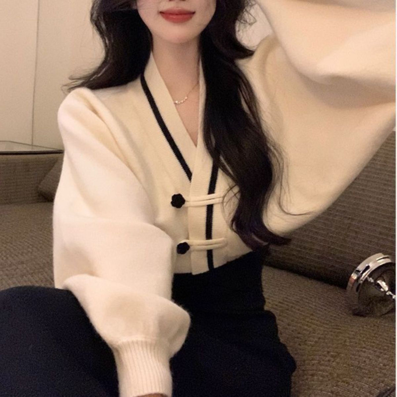 New Chinese button sweater for women in autumn new women's design niche loose short knitted sweater jacket top for women