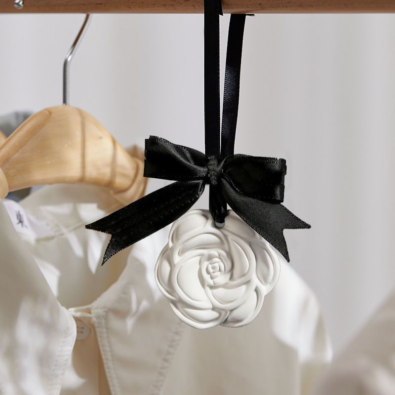 Nuevo estilo de alta gama de aromaterapia de yeso de camelia dormitorio interior con fragancia de aire armario colgante en relieve de coche de alto valor