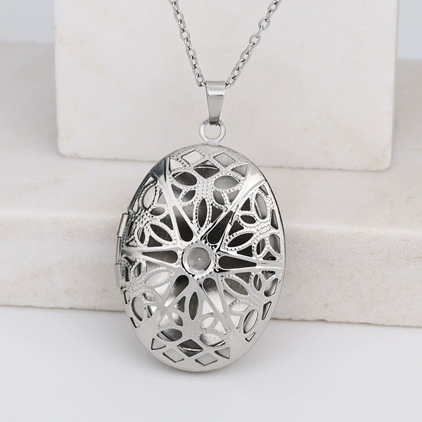 [Necklace] Hollow oval photo box that can be set with diamonds 26*38mm/steel color