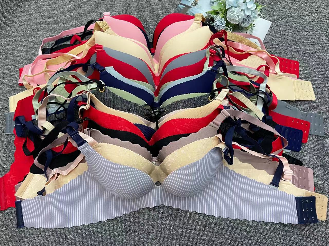 Exterior de una sola pieza brillante ropa interior sin costuras sexy anillo de acero suave sujetador pecho colección anti-sagging sujetador al por mayor