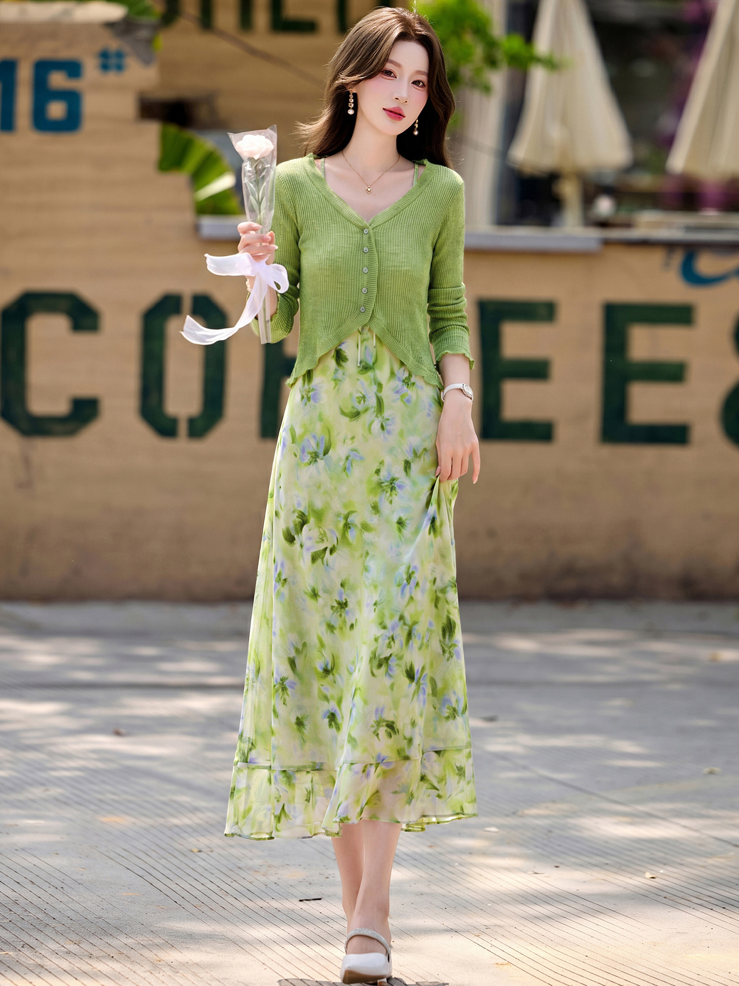 Bộ váy hai dây kèm áo khoác cardigan họa tiết hoa nhí dáng chữ A — Màu hồng, xanh lá cây