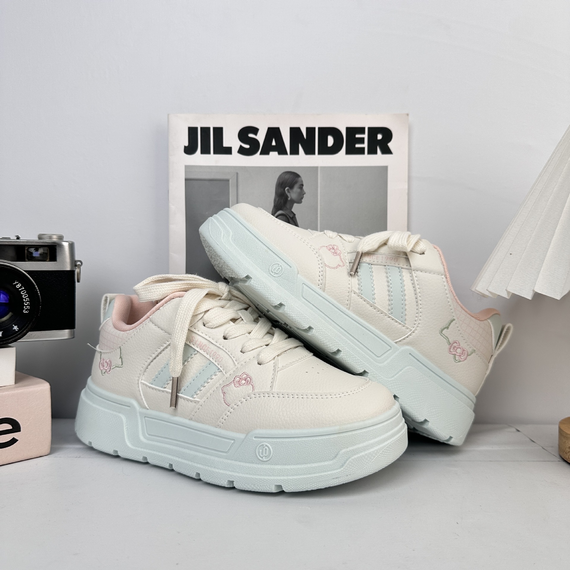 Zapatos blancos de fondo grueso para mujeres 2025 nuevos zapatos de skate coreanos de primavera y otoño para estudiantes de nicho zapatos de pan