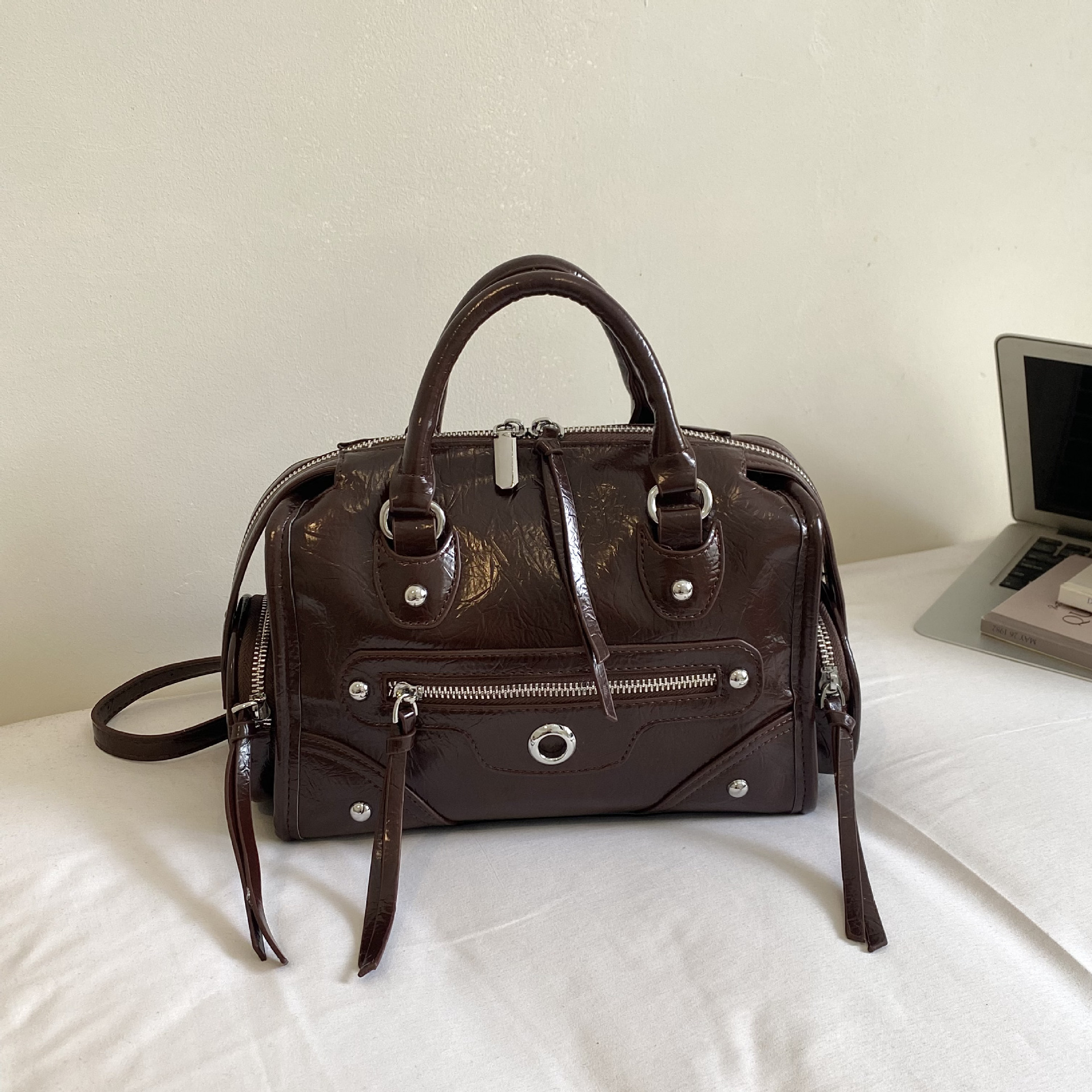 Bolsas de motocicleta retro transfronterizas de moda extranjera bolsas de remaches diarias Europa y América bolsas de hombro de Boston