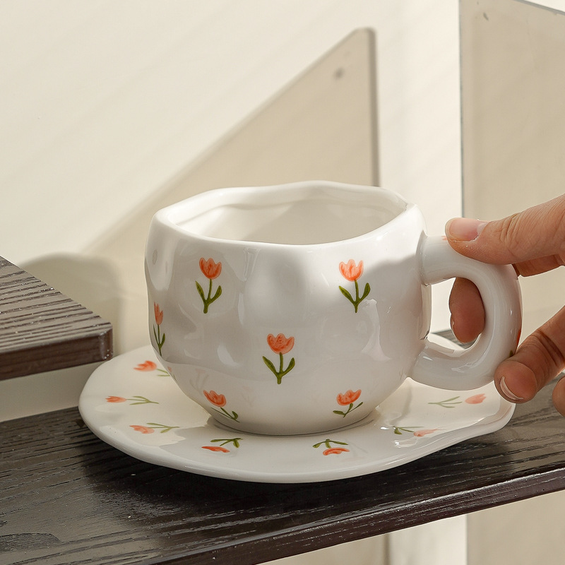 Hermoso conjunto de tazas de café y platos Regalos comerciales Irregulares tazas de desayuno transfronterizas de cerámica Pastoral pintada a mano esmaltada