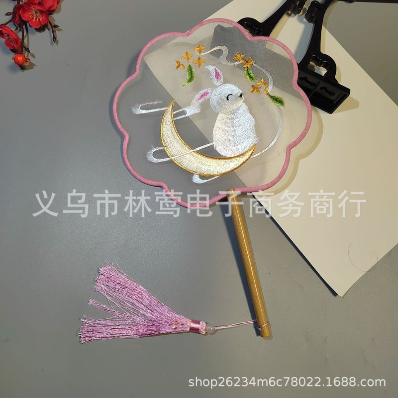 両面のシルクの刺繍の透明な漢服のチャイナドレスは写真を撮ります。|undefined