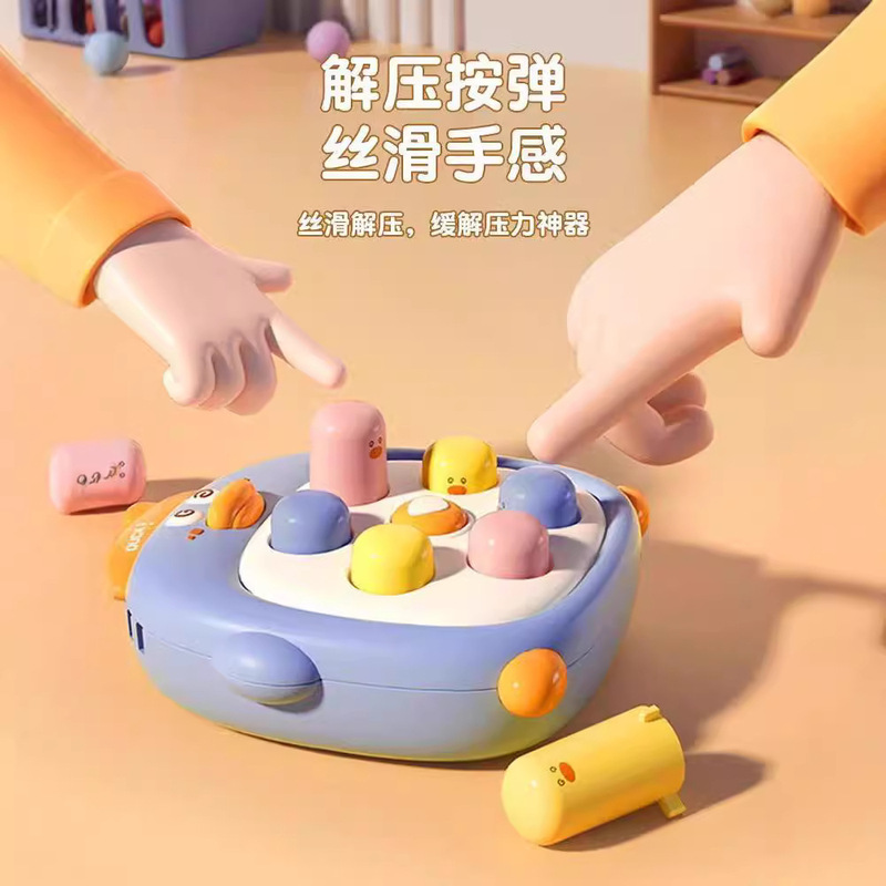 パームトップミニマウスは、赤ちゃんに男の子の指でおもちゃの子供を押すように教えています|undefined