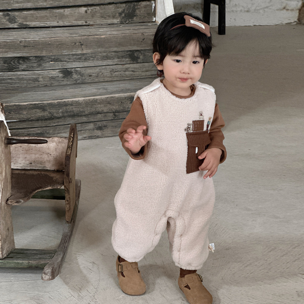 Traje de ropa para niños para bebés coreanos 2024 otoño e invierno nuevo producto traje de escalada de terciopelo de trigo dorado mono de dos piezas para bebés masculinos