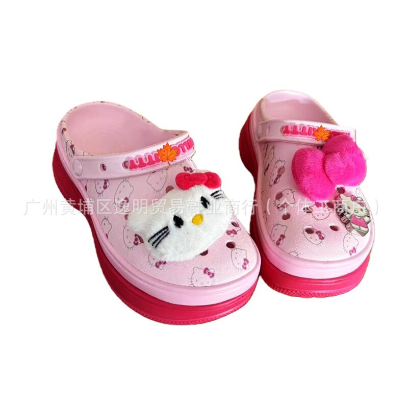 25-Year Collaboration with Hello Kitty: Platform Shoes with a Stacked Design, Open-Toe Slippers with Contrasting Color Stitching, and Thick Soles for Height Increase 25-Year Collaboration with Hello Kitty: Platform Shoes with a Stacked Design, Open-Toe Slippers with Contrasting Color Stitching, and Thick Soles for Height Increase