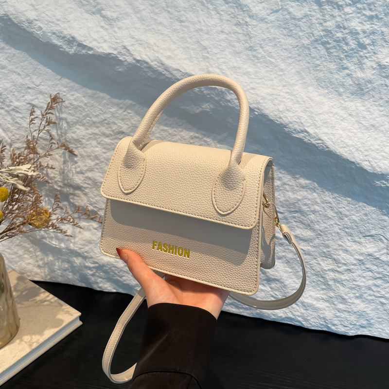 Europa y los Estados Unidos letras de moda bolsos de mano 2024 nuevo lichi estilo retro bolsos de hombro texturizados bolsos de mujer