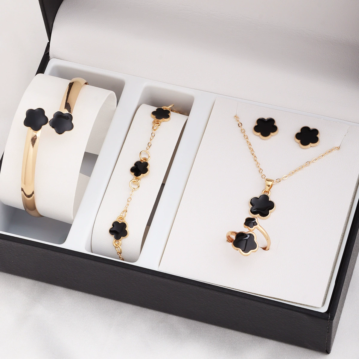 Производитель ювелирных наборов оптом: модные персонализированные ожерелья и браслеты с пятилепестковым клевером и изображением сакуры, 2025 год, международная торговля.