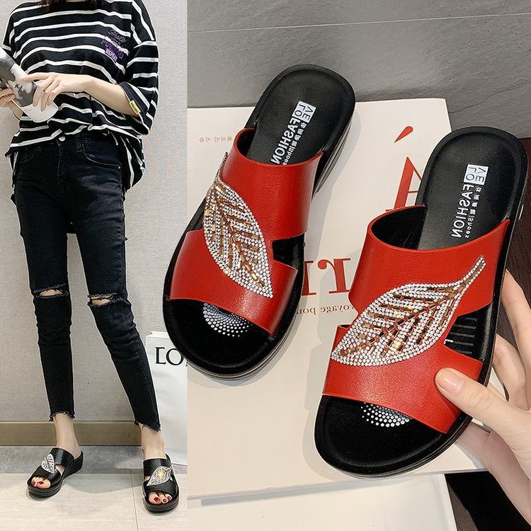 Mother Sandals Women's Summer Middle-aged and Elderly Soft Sole Non-slip Middle-aged Leather Sandals Women's Shoes Outer Wear Flat Fashionable Women's Slippers