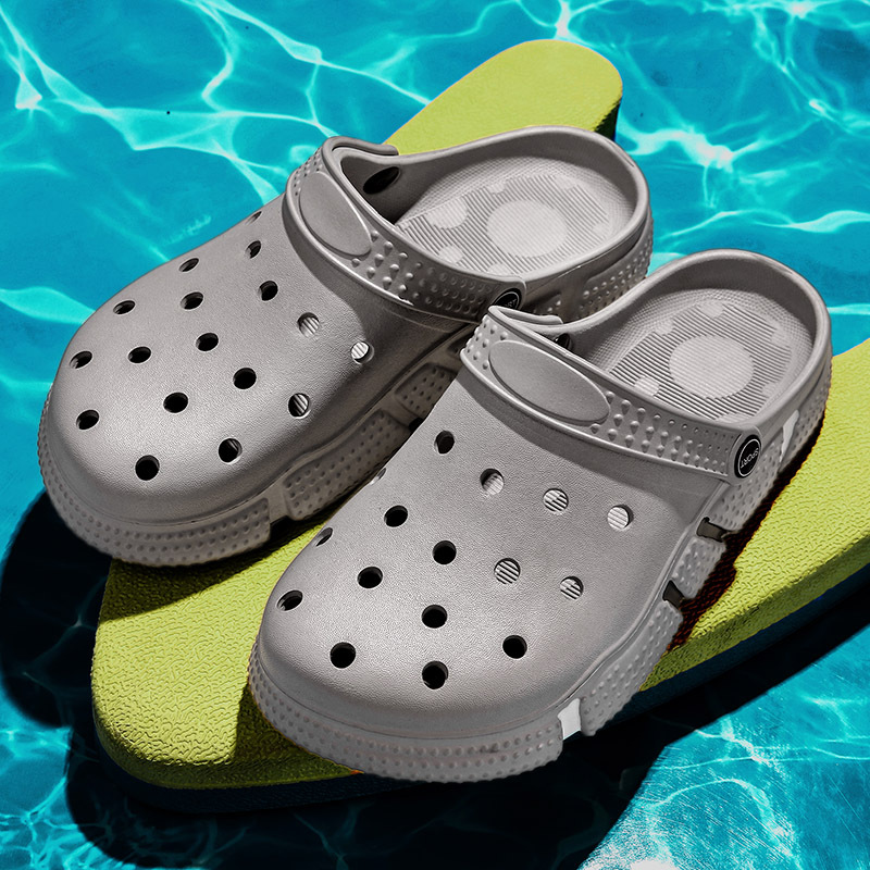 Zapatos de verano de moda para hombres antideslizantes de fondo suave sandalias de cabeza hueca para usar zapatillas de playa de fondo grueso para hombres al por mayor