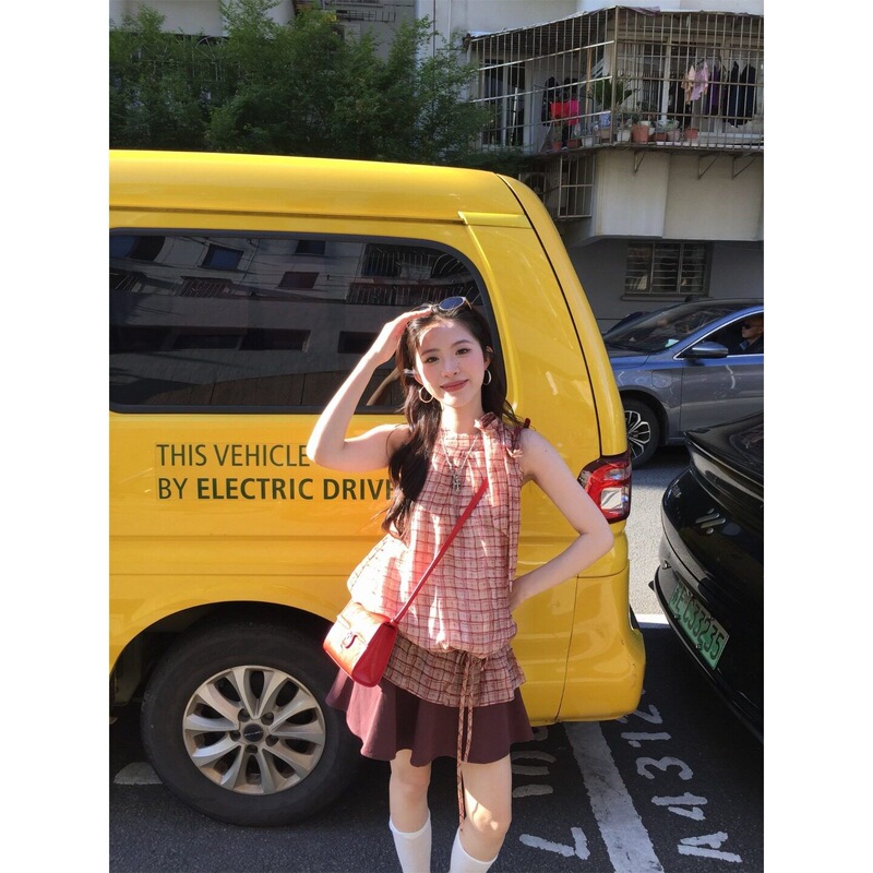 Women's summer sleeveless halter neck plaid shirt, loose and elegant, with ruffled off-shoulder design, paired with a pleated skirt two-piece set Women's summer sleeveless halter neck plaid shirt, loose and elegant, with ruffled off-shoulder design, paired with a pleated skirt two-piece set