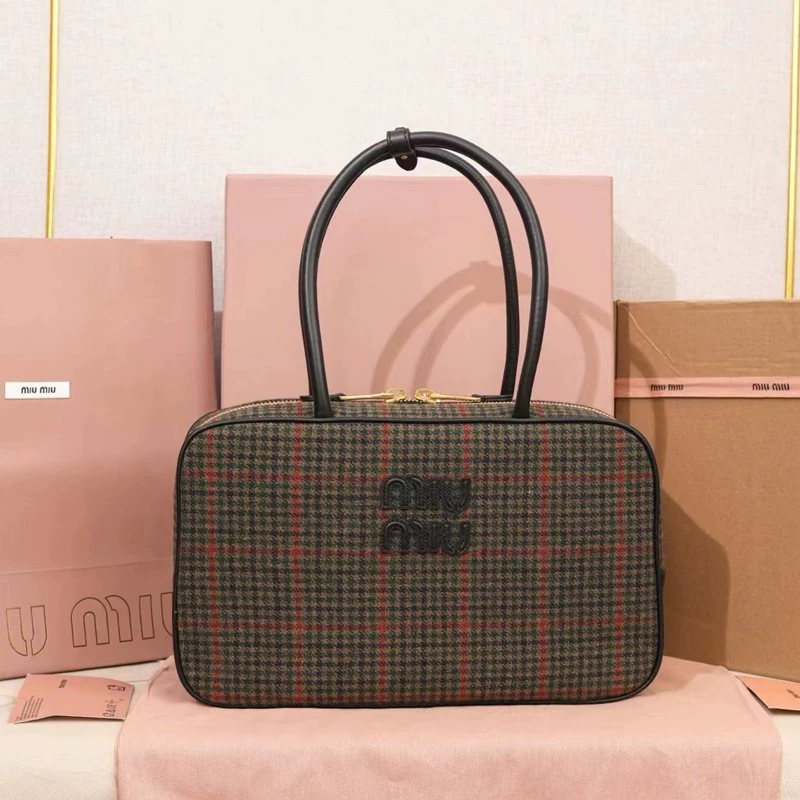 2025miu Новойетка хендсотипруно? (Note: The third contains brand-like text 'miu' and 'Houndstooth' which translates as клетчатая узор? Let's translate sensibly)