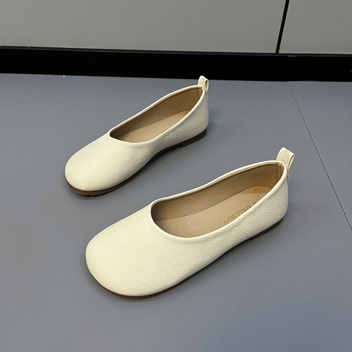 Plus-size French-style grandma shoes: Ultra-soft, low-heeled, vintage-inspired spring/summer women's flats with a shallow toe box and small leather bow details.