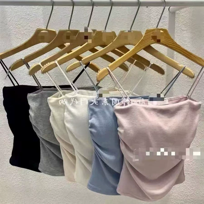 Чистый складчатый белый камзол жилет женщины с подушкой на груди сладкая горячая девушка носит тонкую спину без рукавов