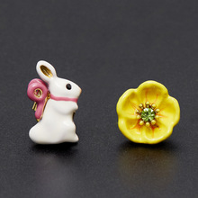 批发2021新款时尚珐琅兔子黄花不对称耳钉甜美清新小白兔玫瑰饰品
