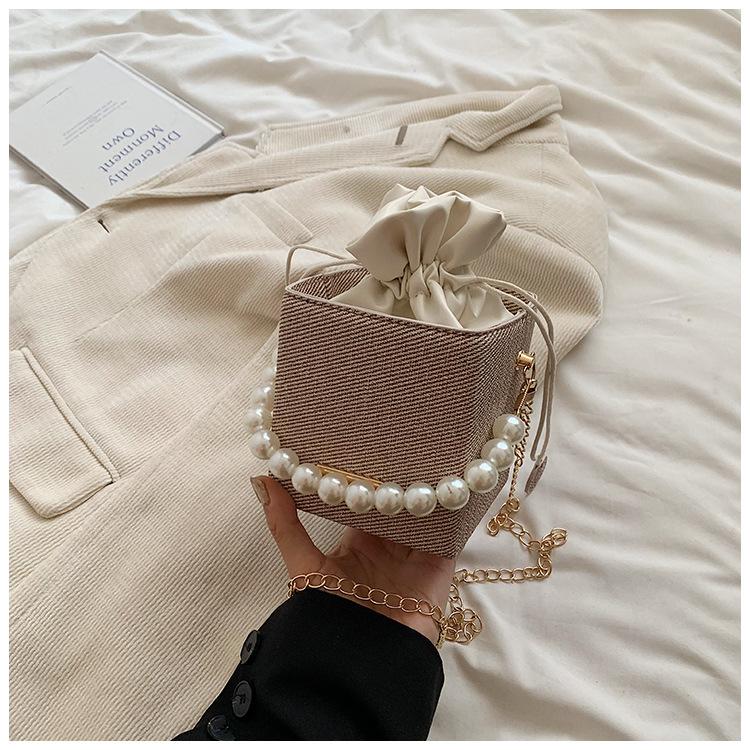 Pearl Handheld Textuur Grote Capaciteit Dames 2024 Zomer Nieuwe Stijl Elegante Persoonlijkheid Mode Ketting Crossbody Box Tas_voghion.com