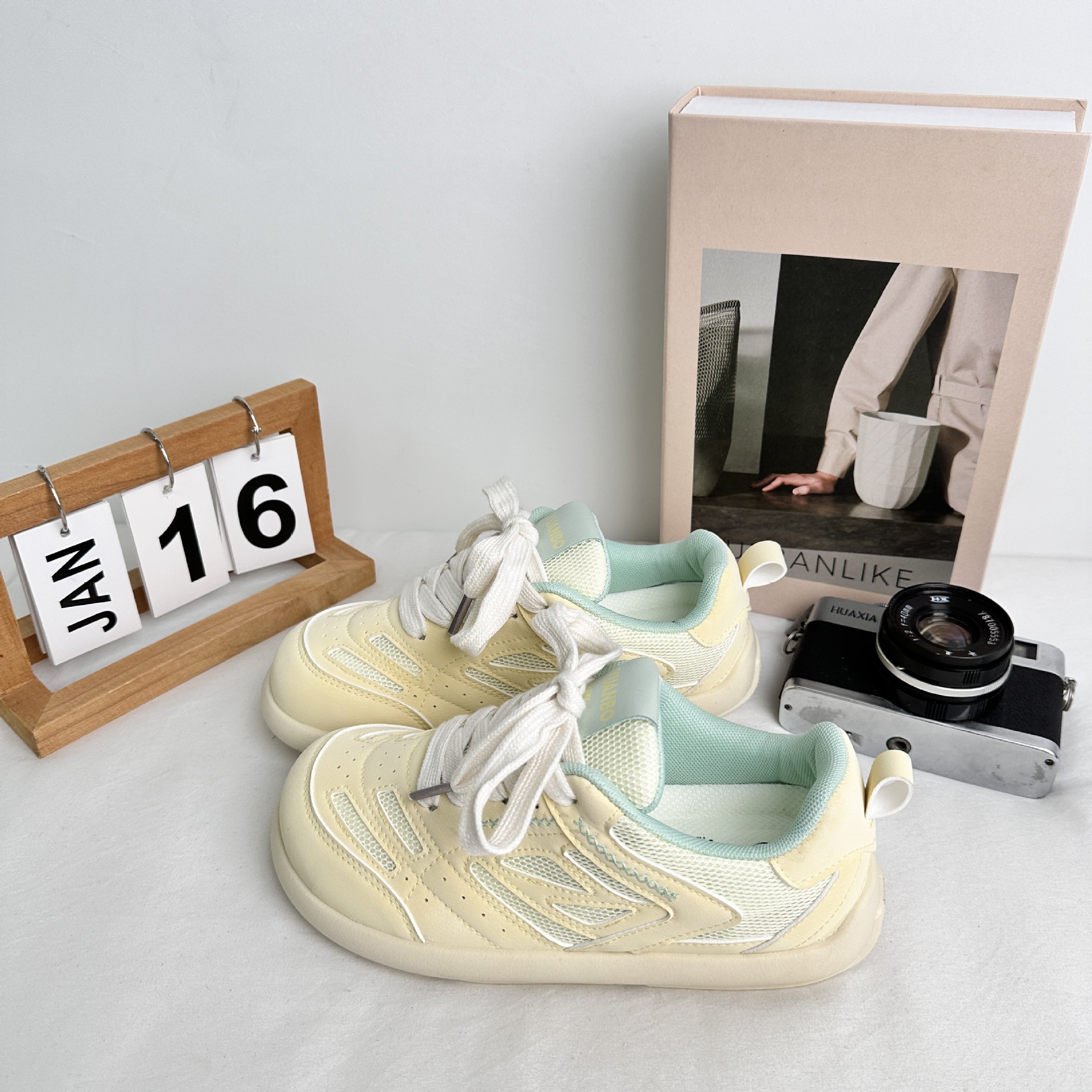 Yuanbo2025 primavera nuevo estilo de zapatos de skate de cabeza cuadrada zapatos de lona casuales de mujer zapatos de lona transpirables coreanos zapatos blancos