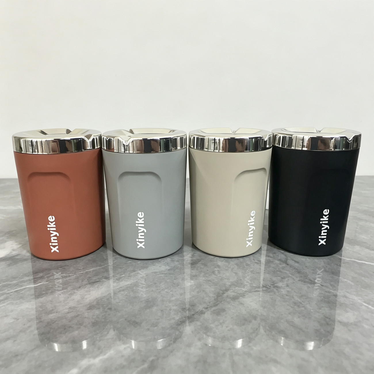 Car ashtray with anti-fly ash cover, flame-retardant ashtray for cars, complete collection of car interior accessories, rotating lid design