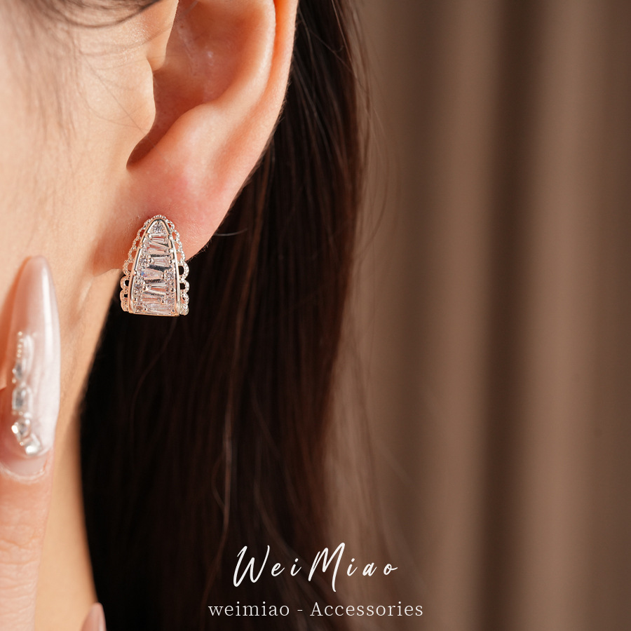 Aguja de plata de zircón encaje hueco oval en forma de C pernos de auriculares diarios temperamento ligero lujo alta sensación auriculares al por mayor