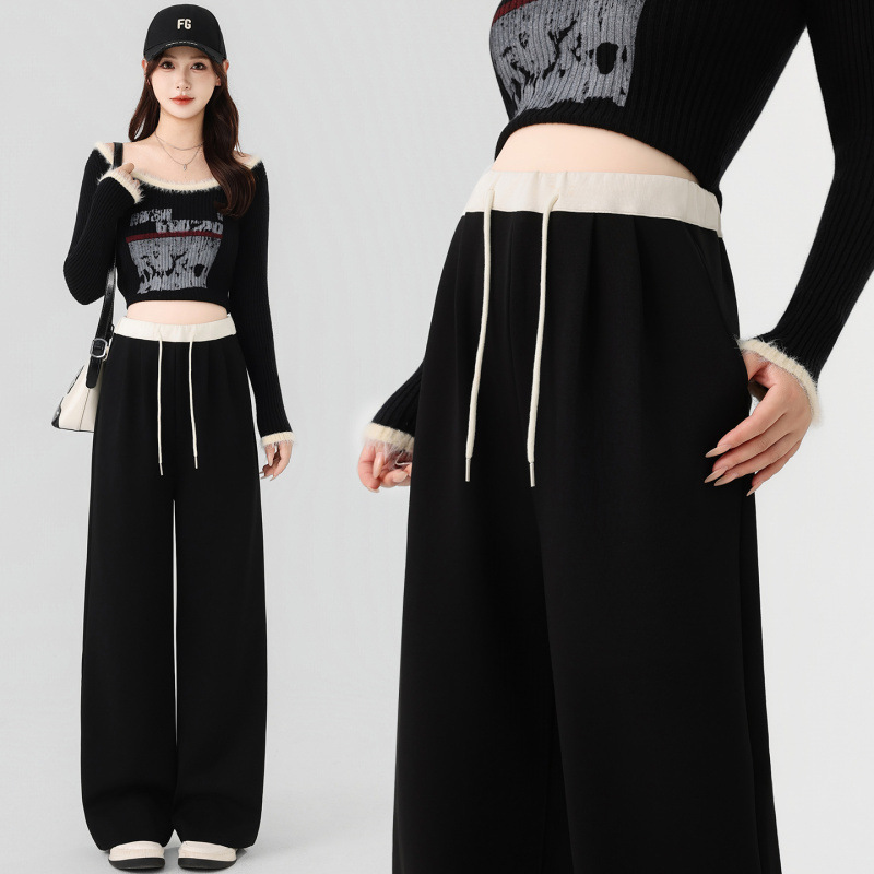 Stylish new maternity pants for spring and autumn, designed for wearing outside, featuring a loose fit, wide legs, and a contrasting waistband that doesn't constrict the belly Stylish new maternity pants for spring and autumn, designed for wearing outside, featuring a loose fit, wide legs, and a contrasting waistband that doesn't constrict the belly