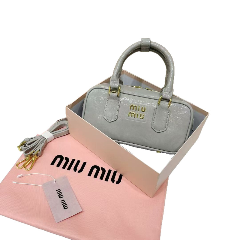 MIU Miaojia 25 新しいオイルワックスレザーブリーフケーススター同じスタイルのポータブルショルダークラシック通勤多用途クロスボディバッグ|undefined
