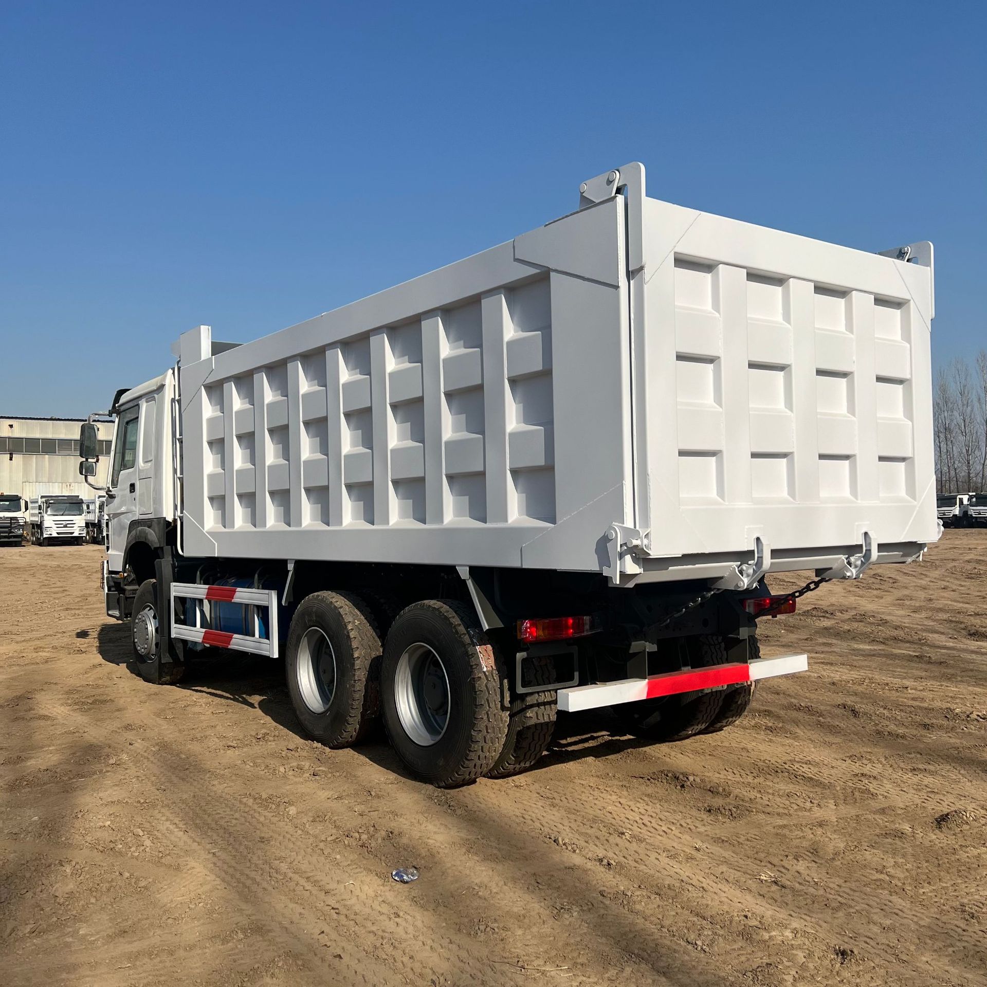 Export to Africa in Stock: Sinotruk Howo Nx371 Horsepower Dump Truck for Earth Transport, Howo 6*4 Engineering Dump Truck
