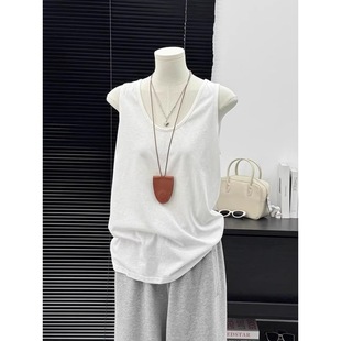 White broad-shouldered cotton and linen camisole for women in summer, loose and versatile, slim sleeveless top for old men to wear inside and outside.