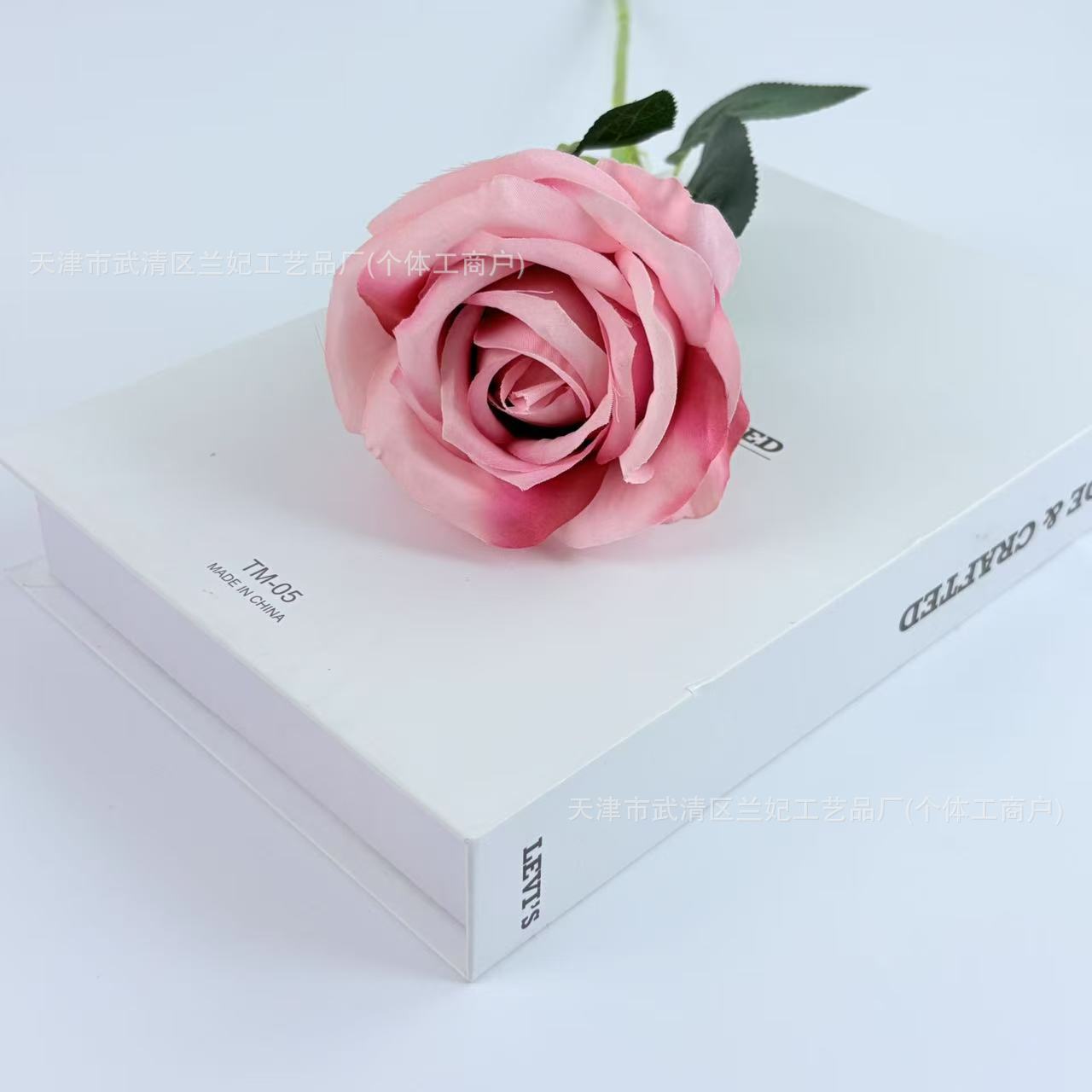 Una sola pieza de tela de seda, una pequeña rosa de crema, una rosa, una rosa, una rosa, una rosa, una rosa, una rosa, una rosa, una rosa, un arreglo floral, una boda, una pared de flores