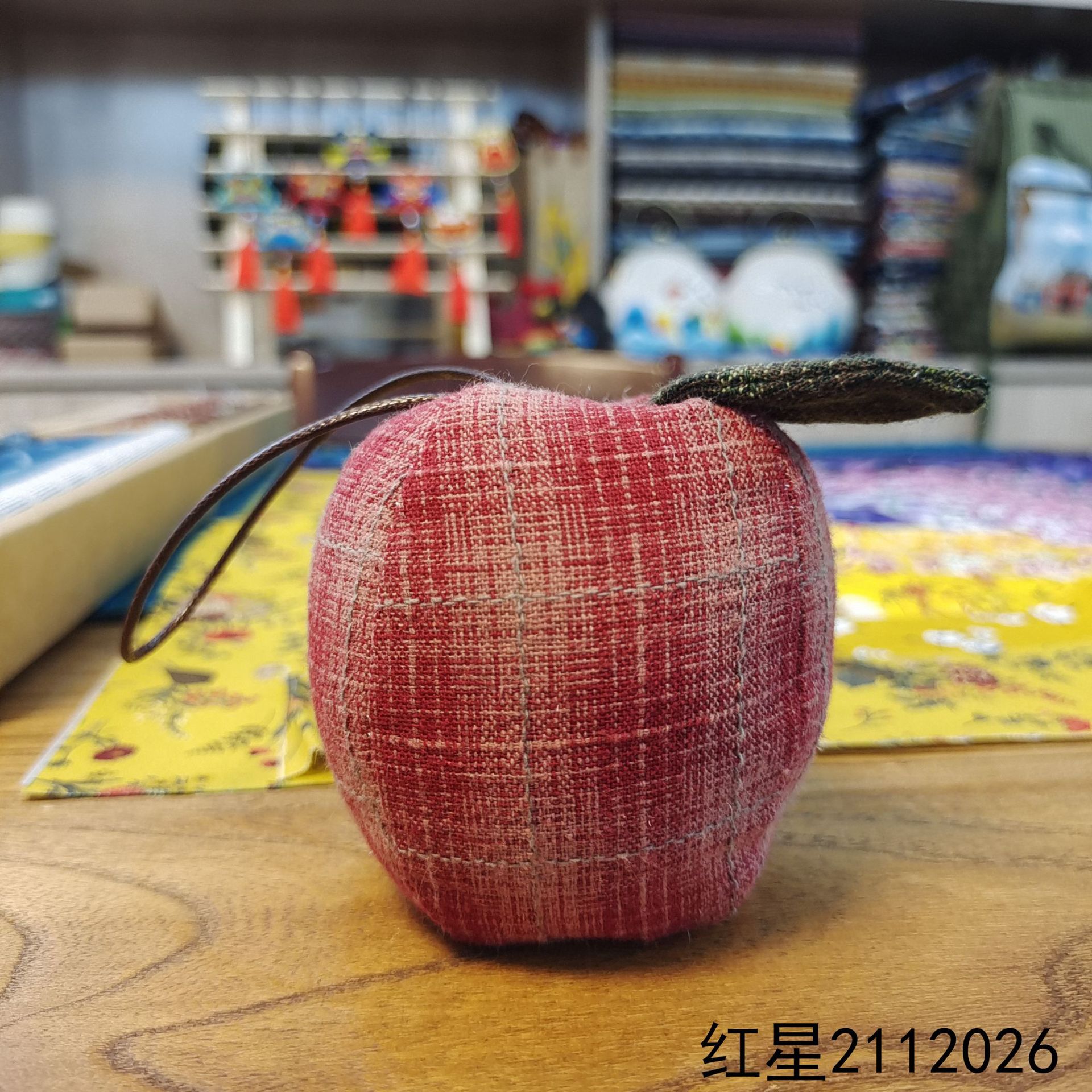 Tela de pera Lu Bordado hecho a mano bricolaje patchwork muñeca decoración regalo del estudiante artesanía tradicional flor tela colgante