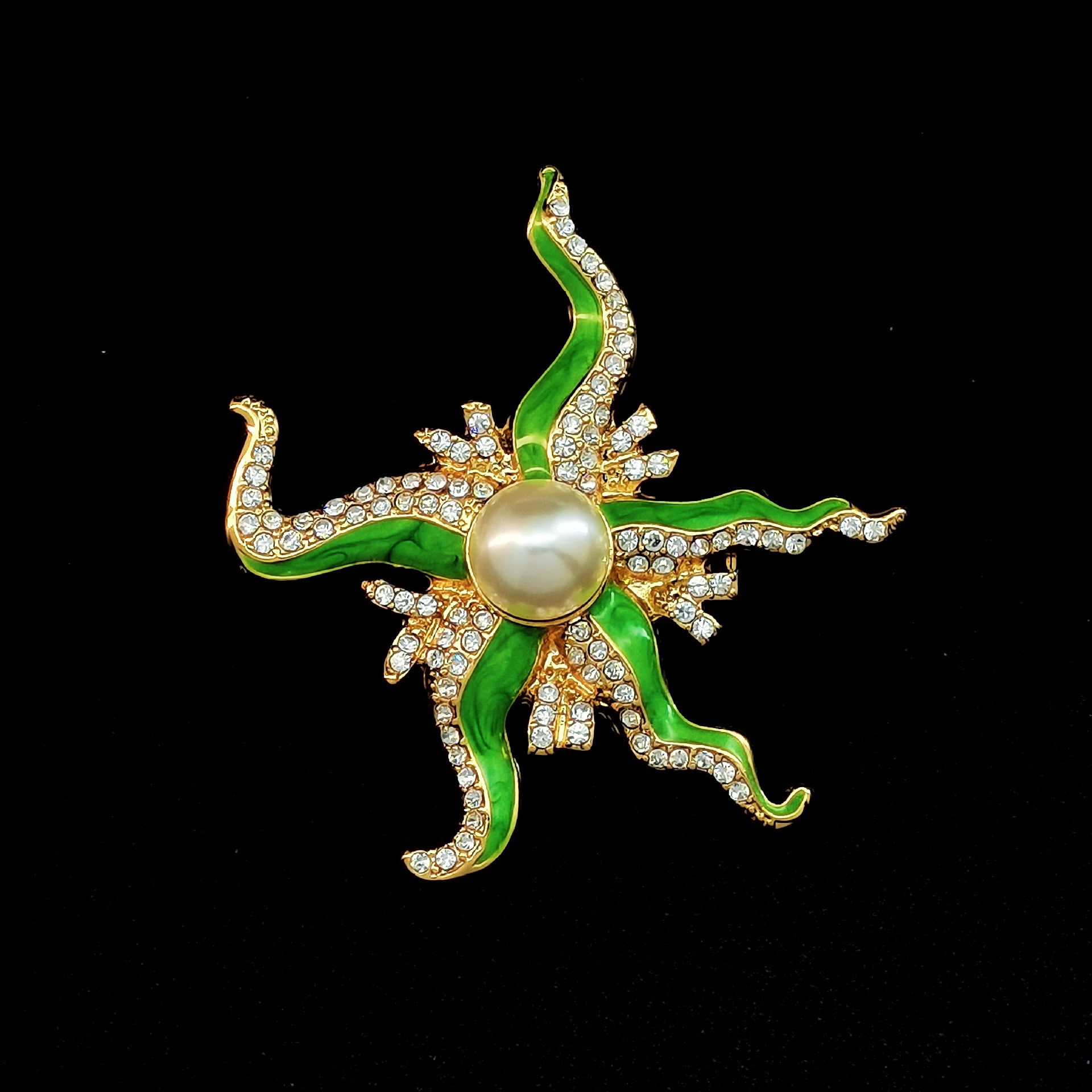 Europäisch-amerikanische Brosche im Zirkon-besetzten Emaille-Stil mit grün-blauen Perlen und unregelmäßigem Seestern in leuchtendem Gold, modisch und_voghion.com