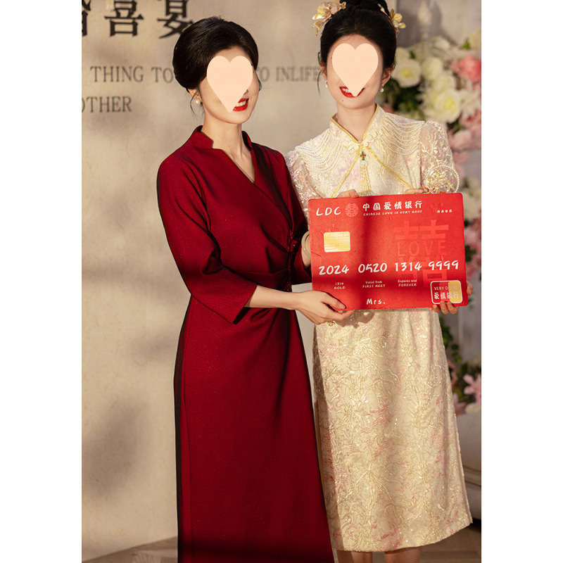高貴で優雅なお母さんは娘と結婚して披露宴のドレスを予約します。|undefined