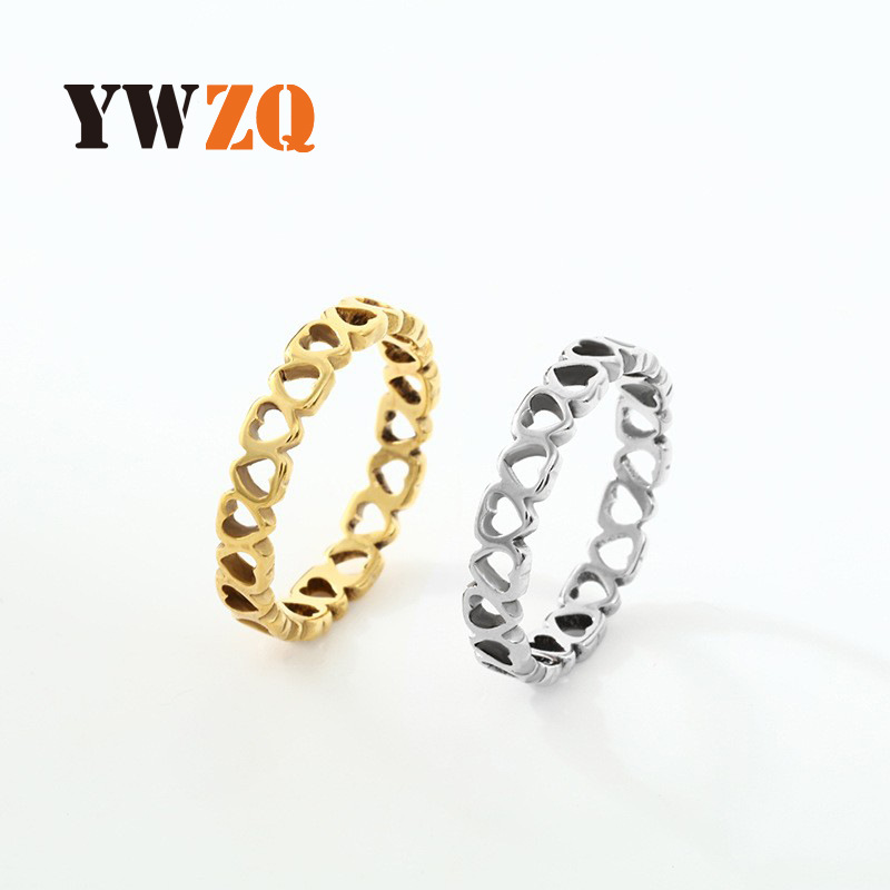 Suministro transfronterizo al por mayor anillo de acero inoxidable moda creativa diseño hueco melocotón corazón amor titanio anillo de acero joyería para las mujeres