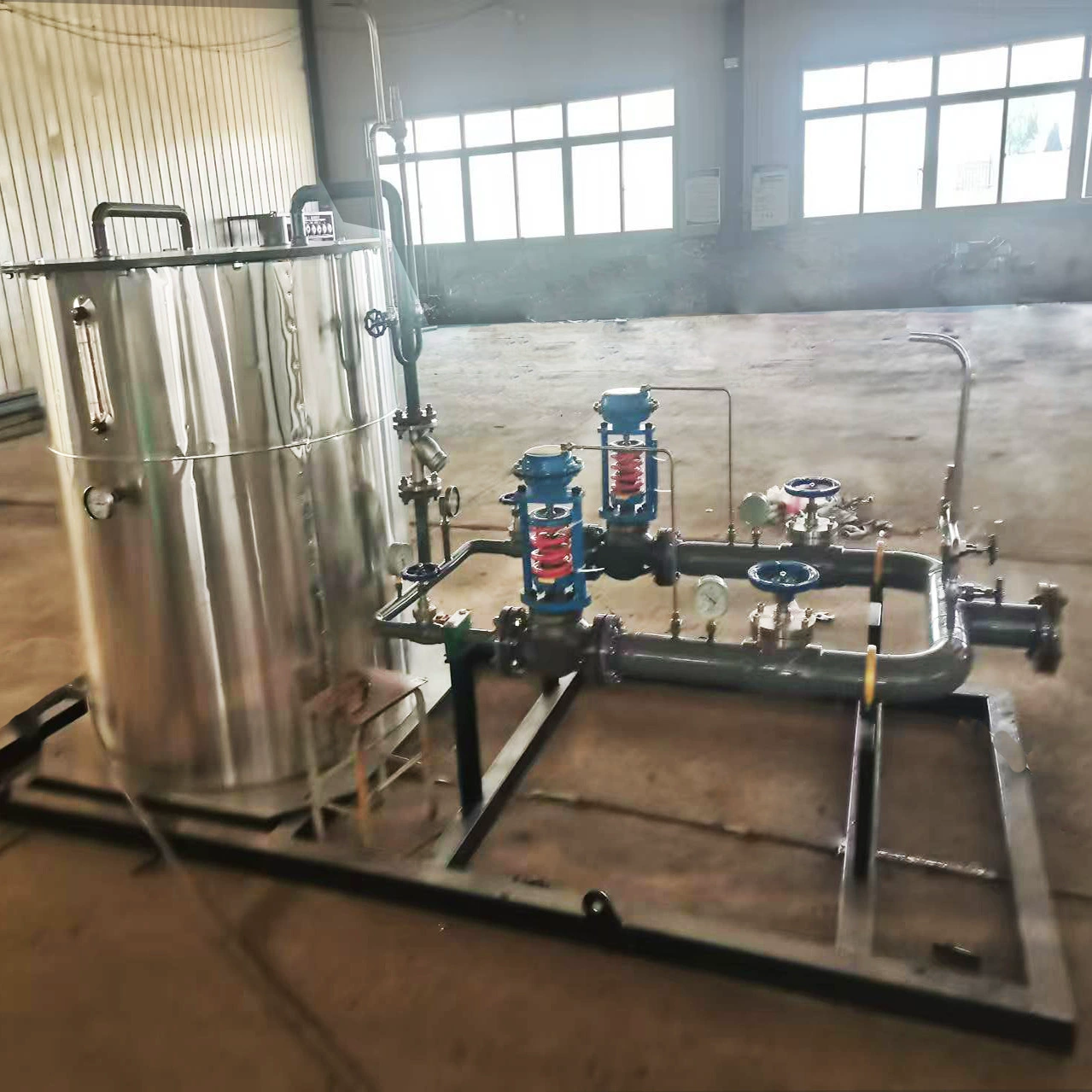 Оборудование для декомпрессии углекислого газа, рычаг регулирования давления, испаритель, газогенератор, перегреватель, вспомогательный нагреватель, разгрузочно-погрузочный кран, разгрузочный кран