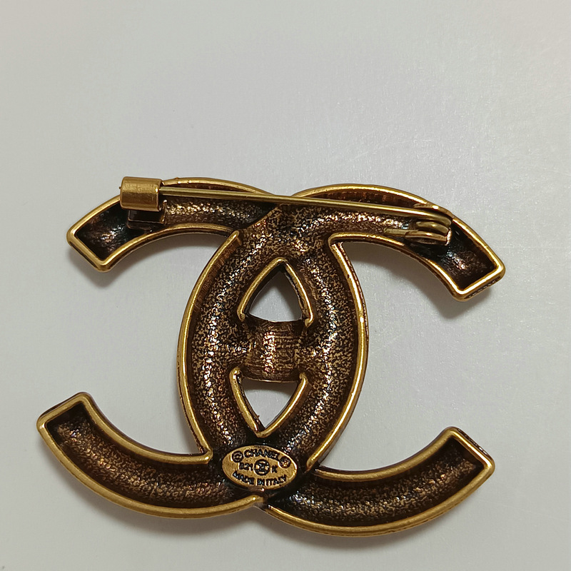 メーカーはダブルCアルファベットのレトロなブローチを提供しています。