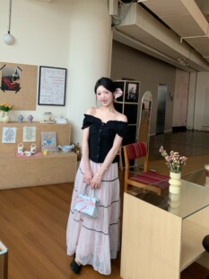 ��ɫ������һ�ּ�¶���������Ů����С���OӋ�ж����r��