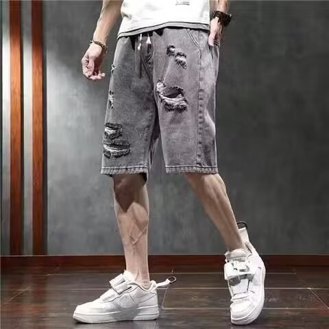 Pantalones cortos de mezclilla rasgados retro americano de moda para hombres, pantalones rectos sueltos de la calle de nicho delgado de verano
