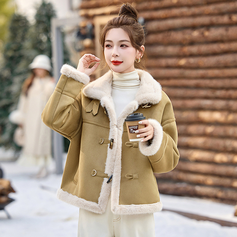 Petite Women's Shearling Patchwork Jacket, Winter 2025, Vintage Stand Collar, Horn Buttons, Thickened, Age-Reducing Biker Jacket