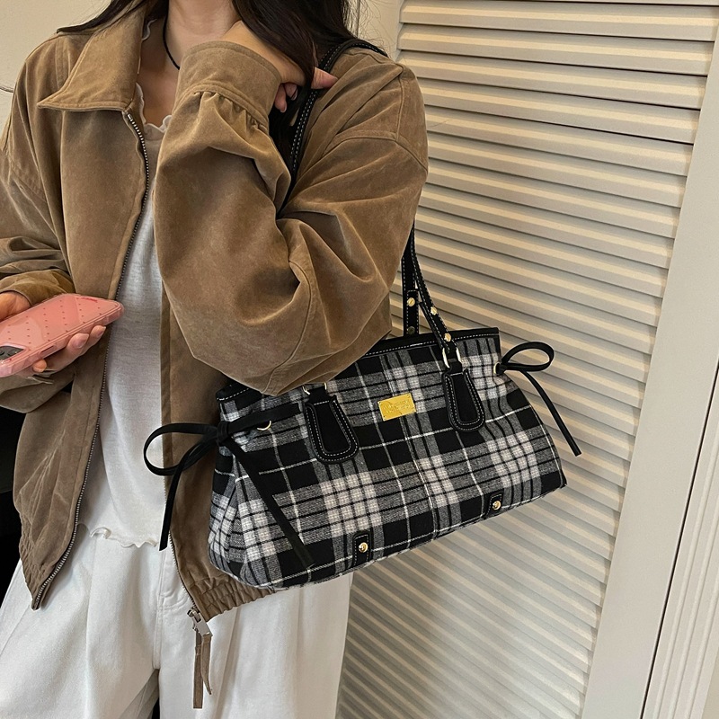 2026 New Korean Niche Artistic Plaid Large Capacity Baguette Bag for Women, Suitable for Class, Casual Versatile Shoulder and Underarm Bag