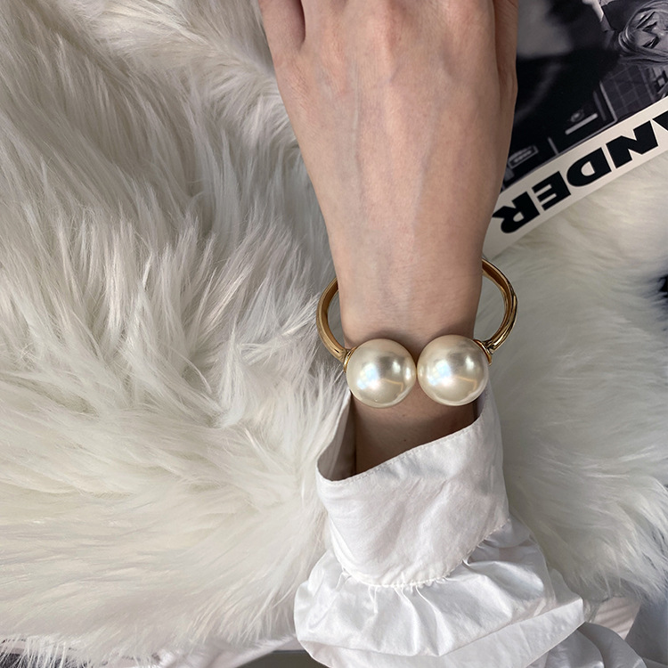 Elegant Symmetrical Pearl Bracelet