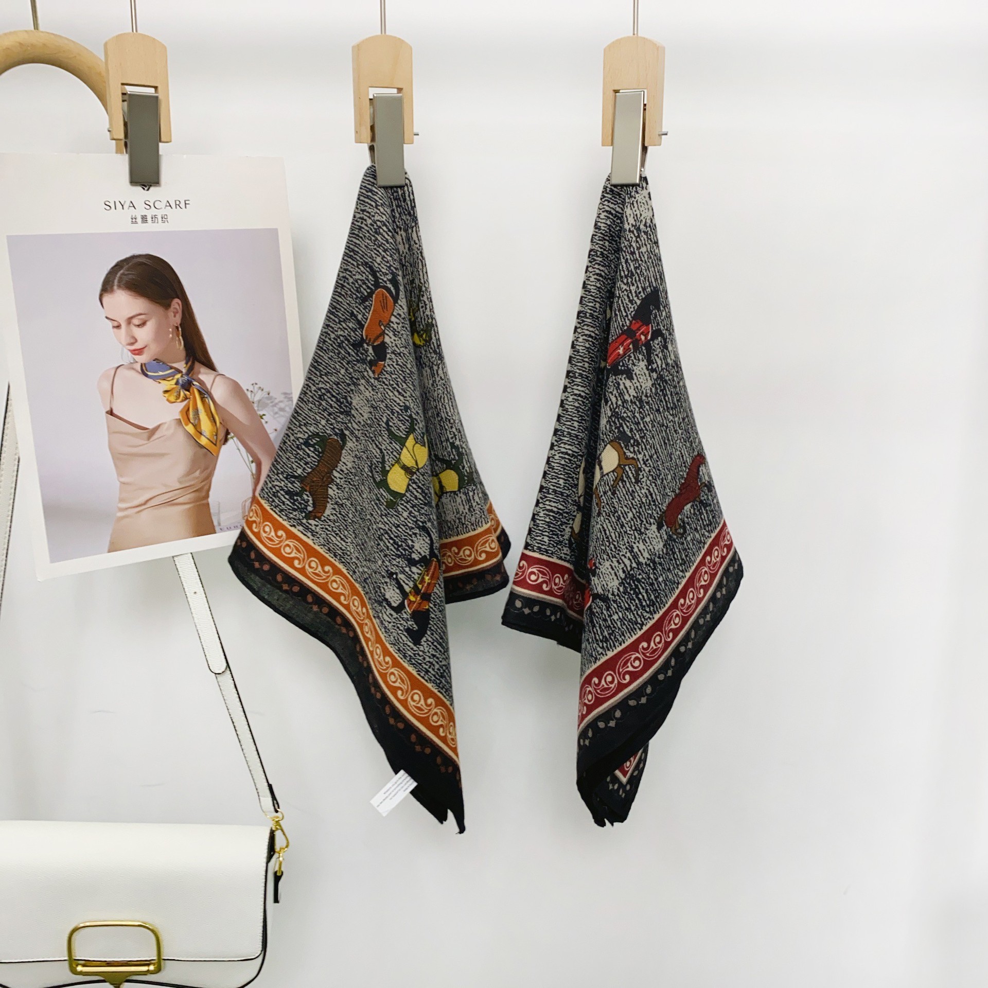 Pañuelo cuadrado pequeño de viaje de pony de estilo británico, bufanda de seda de cintura atada, bufanda ligera de textura suave para mujer, bufanda pequeña para el cuello de primavera y verano