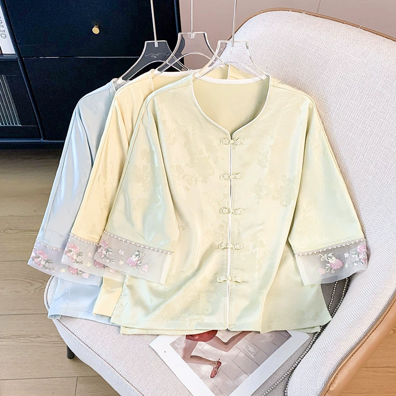 Лето 2025, новый ретро, ​​новый китайский стиль, национальный стиль, улучшенный литературный атласный жаккардовый топ с круглым вырезом и пуговицами для женщин