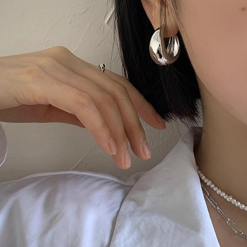 Minimalist personal indifference style earrings with a sense of elegance, niche design, unique versatile temperament retro earrings