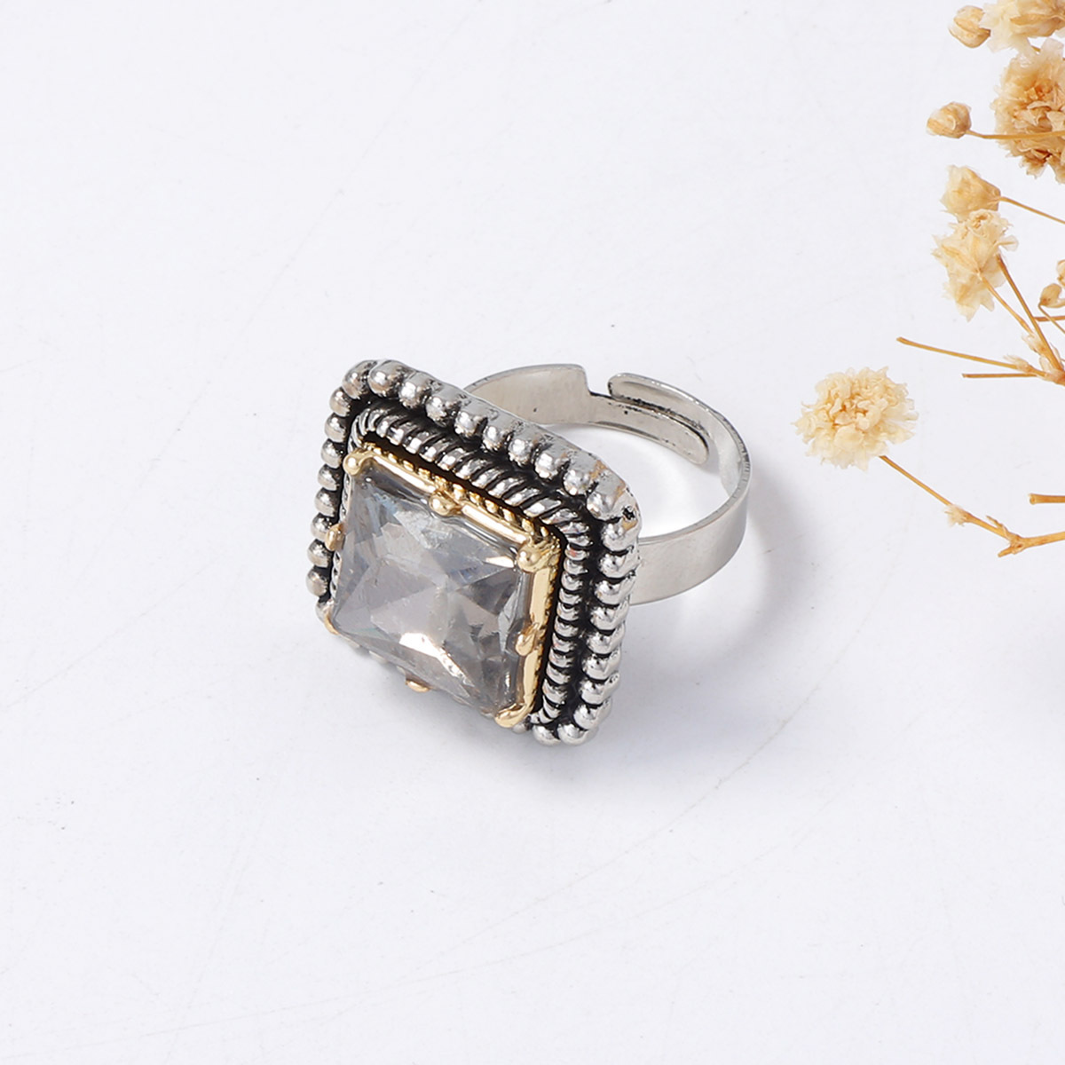 Funkelnder Ring für Damen, mit romantischem Flair gefertigt. Elegant und komfortabel, entworfen, um Ihren Charme zu unterstreichen. Ein dezentes und dennoch atemberaubendes Schmuckstück für Verabredungen._voghion.com
