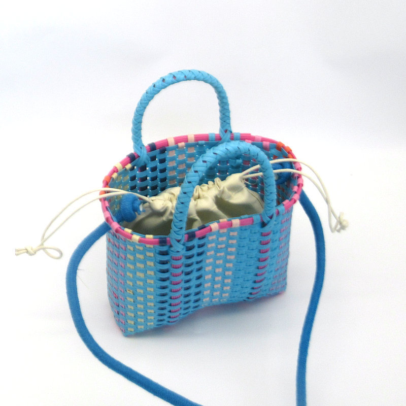 라운드형 코튼 로프 숄더 스트랩과 내부 포켓이 있는 블루 컬러