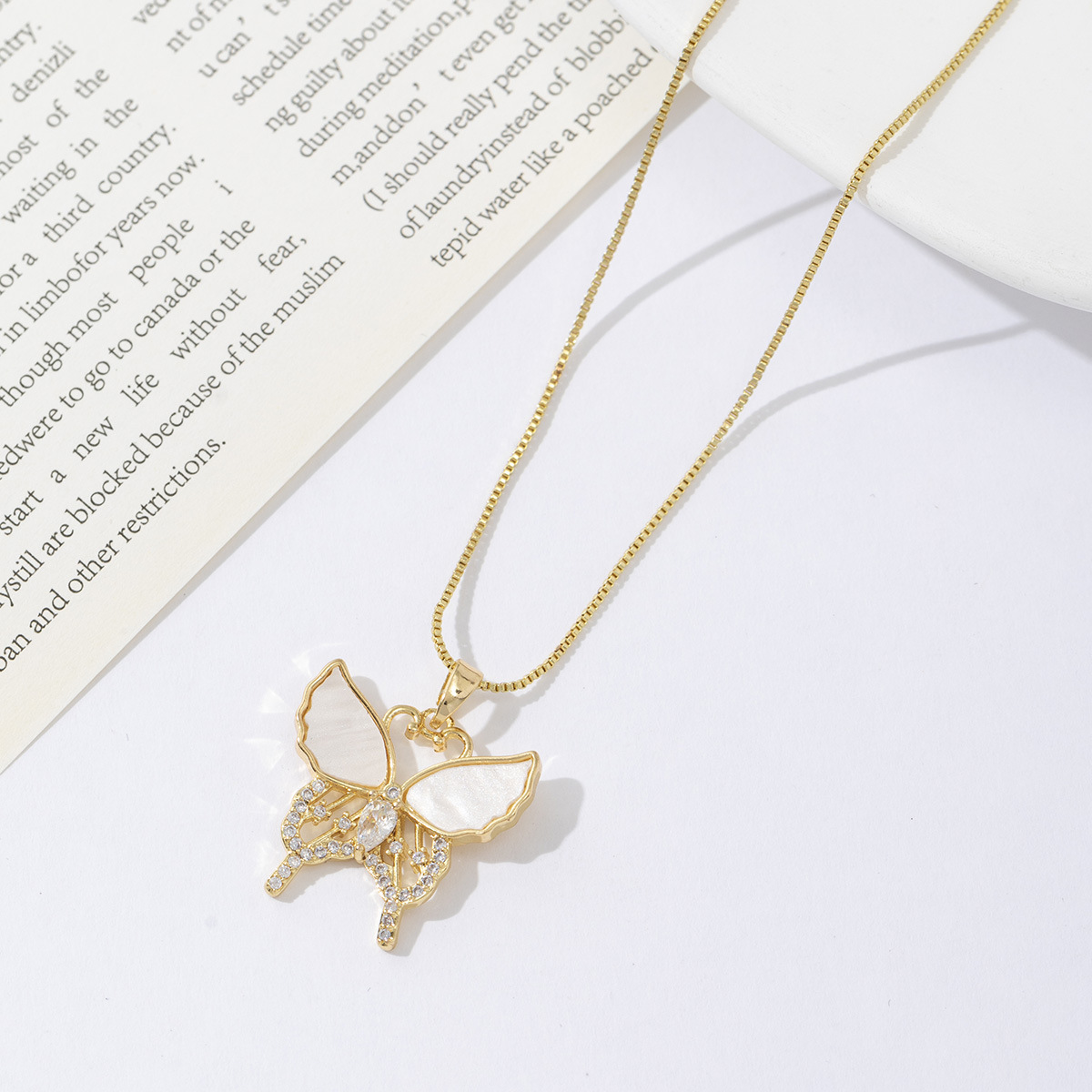 Collier pendentif papillon plaqué or avec zirconia cubique_voghion.com