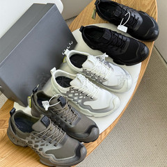 高品質のアウトドアスポーツシューズ、春と夏の新しいメッシュ通気性レースアップ滑り止めオフロードシューズ、ウォーキングシューズ、広東省製